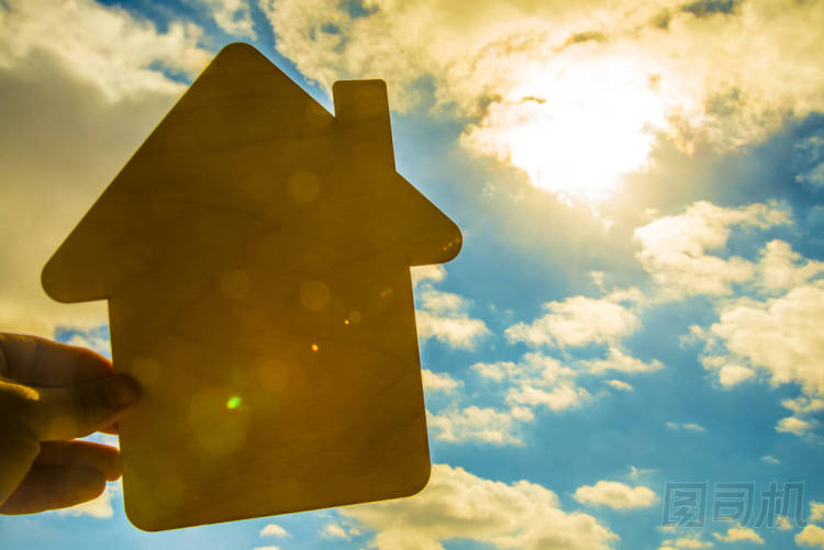 手中拿著一個(gè)木制玩具房子圖片