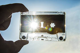 手拿着磁带照片