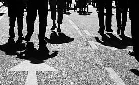 购物者在拥挤的街道照片