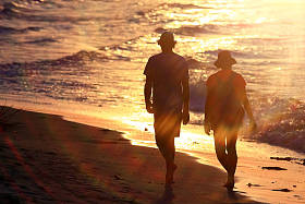 在日落时分的热带海滩