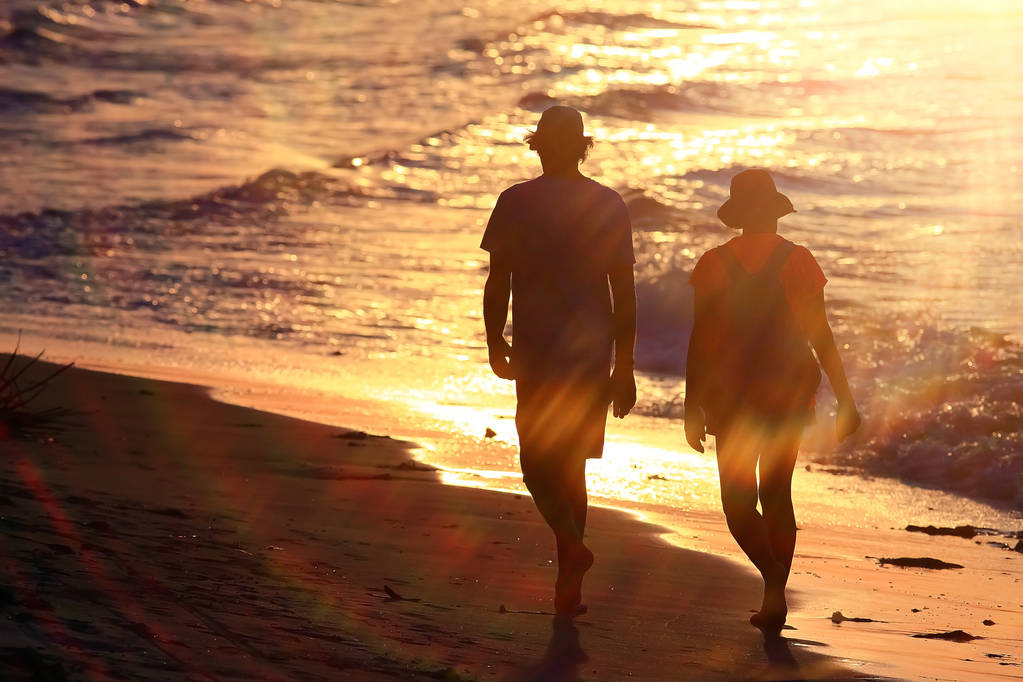 在日落时分的热带海滩