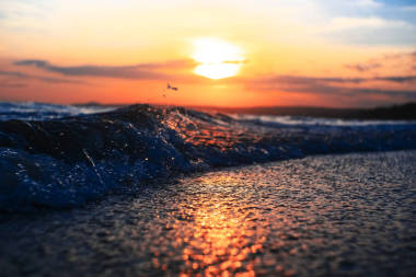 在日落時分的熱帶海灘