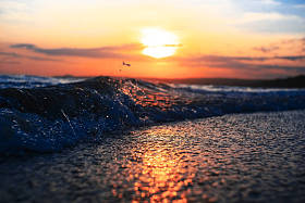 在日落时分的热带海滩