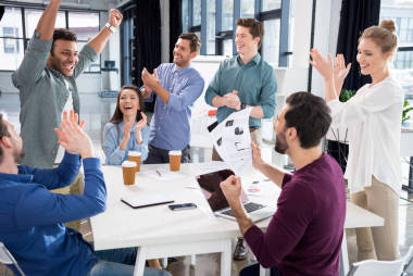 慶祝成功的業(yè)務(wù)團(tuán)隊(duì) 圖片