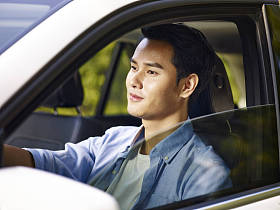 亚洲年轻男子驾驶一辆车