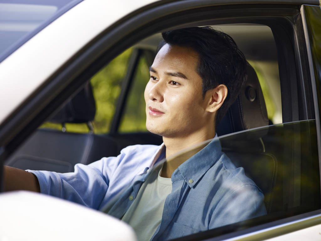 亚洲年轻男子驾驶一辆车