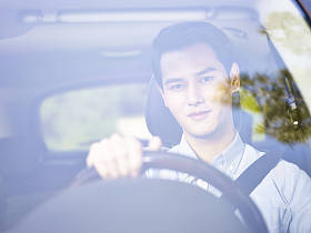 亚洲年轻男子驾驶一辆车