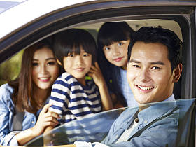 亚洲家庭享受乘坐一辆汽车图片