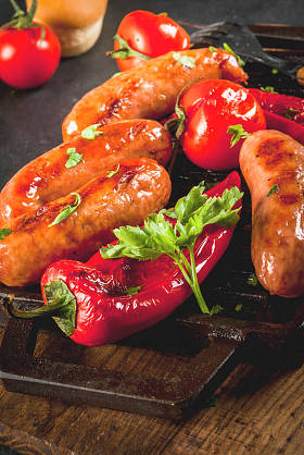 烤的香肠和蔬菜图片