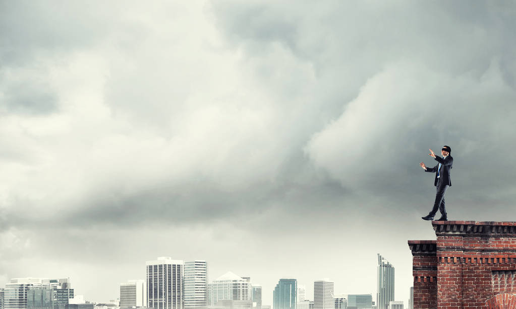 Blindfolder 在眼睛上的商人 Blindfolder 在眼睛上的商人