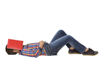 儿童亚洲正在睡觉与上孤立他脸上的红宝书