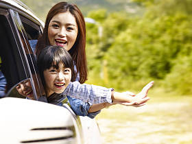 亚洲的幸福母亲和儿子观光旅