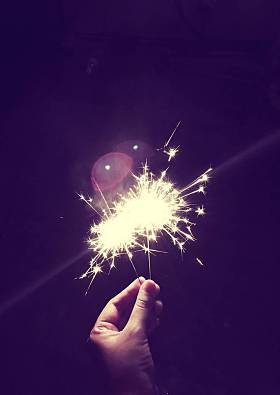 手持燃烧孟加拉火