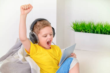 孩子在平板電腦中扮演圖片