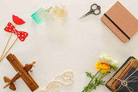 顶视图的妇女配件，在木