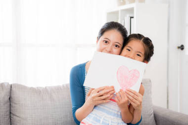 美麗的女人，與小女孩抱在一