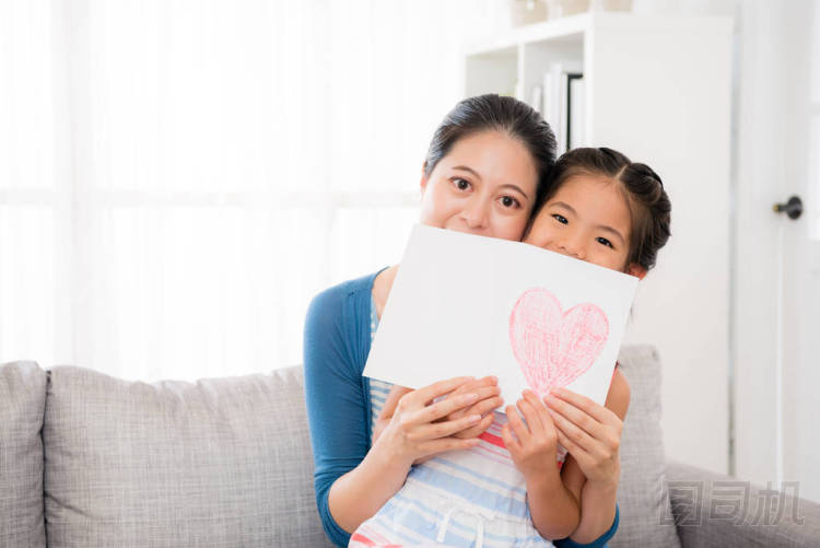 美丽的女人，与小女孩抱在一