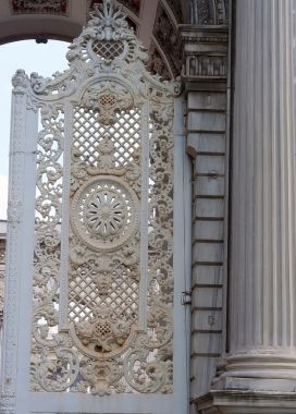 在土耳其伊斯坦布爾爾馬巴赫切宮大門入口