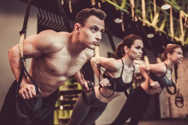 年輕人正與 Trx圖片