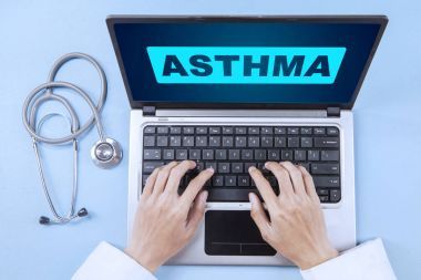 医生与哮喘词在笔记本电脑上图片