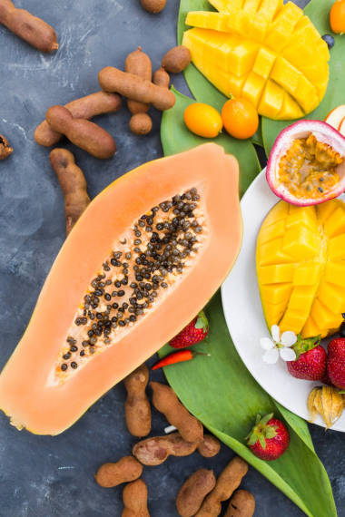 在灰色的背景上的水果