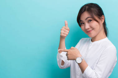 亞洲女人指向上藍色酒泉孤立的副本空間