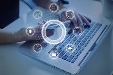 拿著智能手機的人