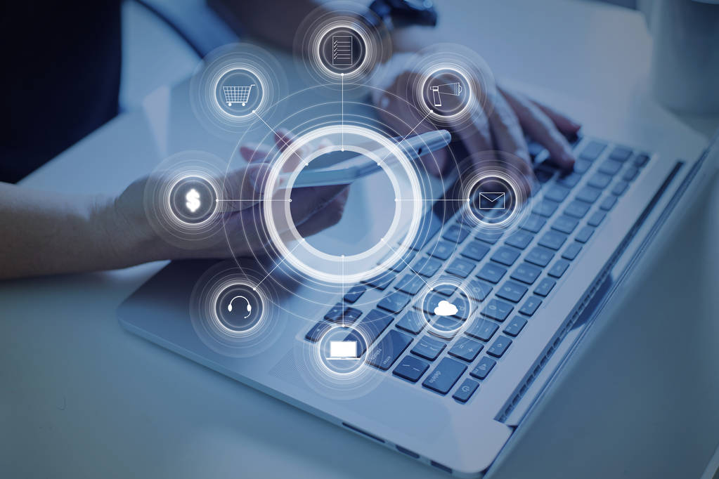 拿着智能手机的人 拿着智能手机的人