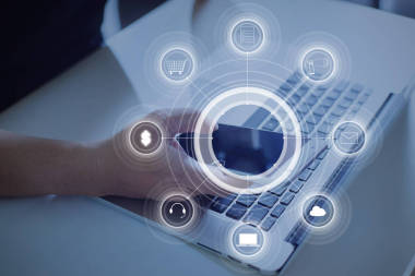 男子举行智能手机