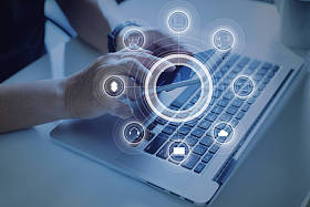 拿着智能手机的人图片