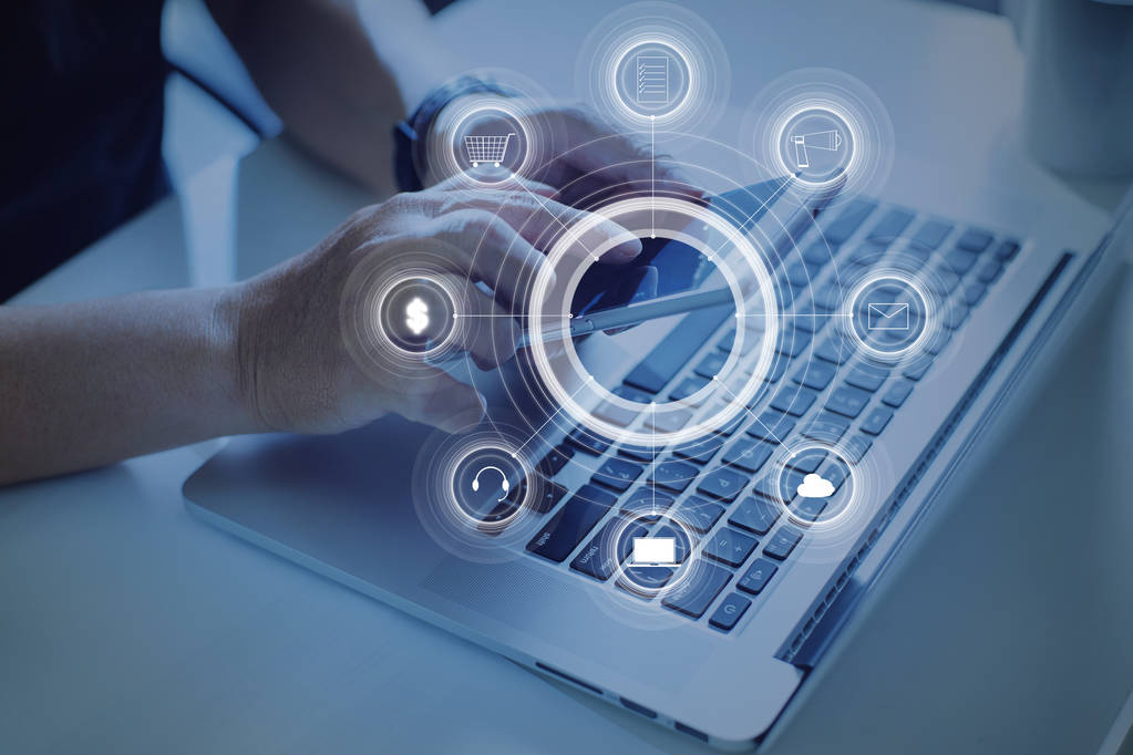 拿着智能手机的人图片 拿着智能手机的人图片