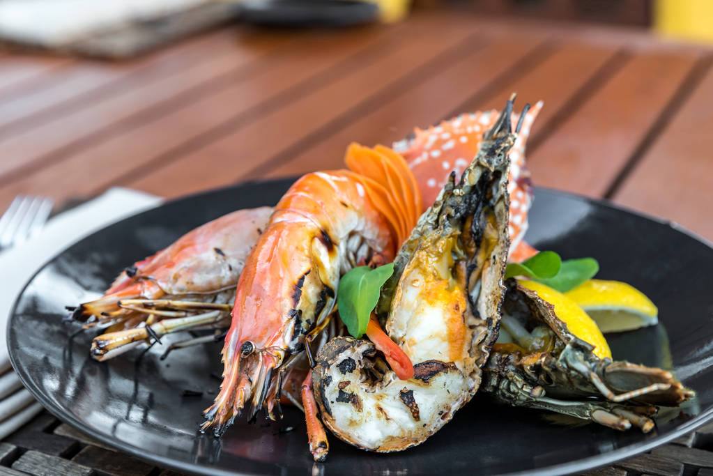 烤的龙虾和红蟹照片
