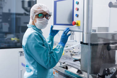 科學(xué)家站在控制面板