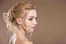 年轻的金发女人 图片