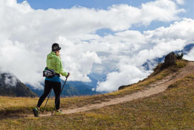 女人名徒步旅行者在尼泊爾喜馬拉雅山行走