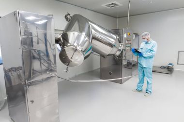 在植物实验室工作的科学家