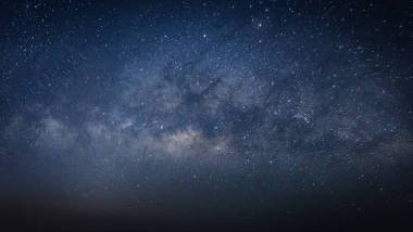 銀河系恒星和宇宙，長(zhǎng)時(shí)間曝光的照片，與糧食中空間塵埃