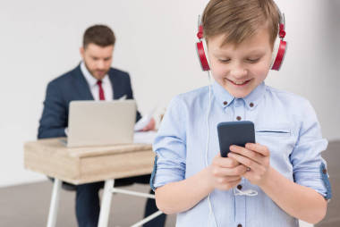 男孩聽音樂事務處圖片