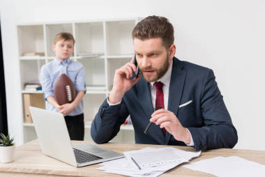 淘氣的男孩和他父親的商人圖片