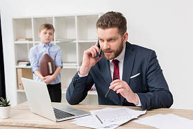 淘气的男孩和他父亲的商人图片