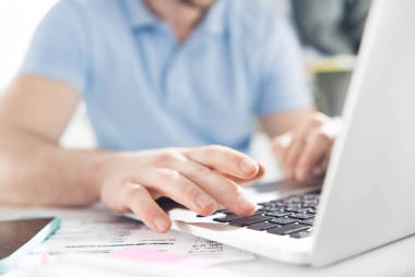 休閑的商人在現(xiàn)代辦公室工作圖片