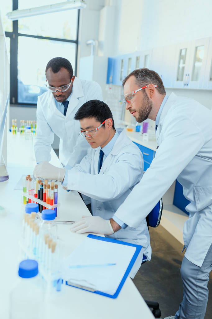 在实验室工作的科学家 图片