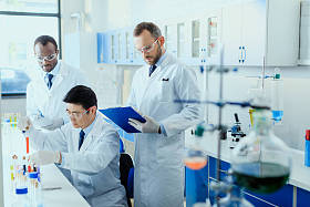 在实验室工作的科学家 照片