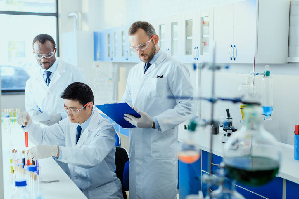 在实验室工作的科学家 照片