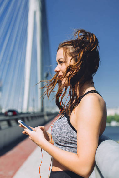 使用移動電話的女人照片