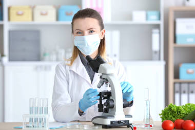 年轻女营养学家图片