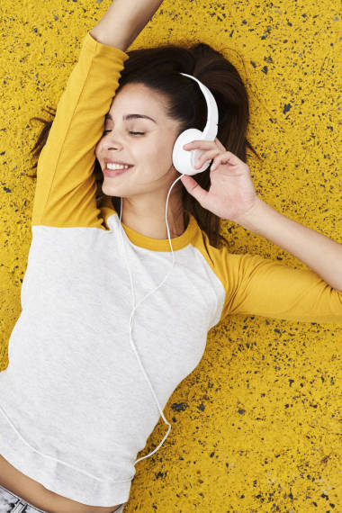 美麗的女孩，聽聽音樂