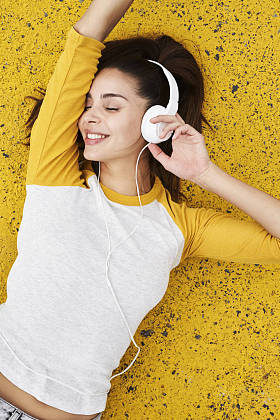 美丽的女孩，听听音乐