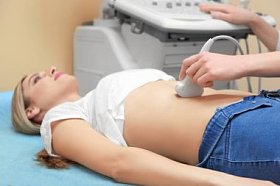年轻女子接受现代临床超声扫描