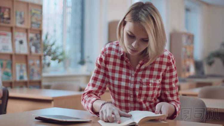 女學(xué)生書與平板電腦工作